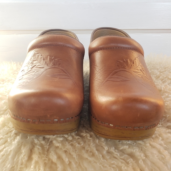 🌟SEE NEW LISTING🌟HP!🌾Limited Edition☆Dansko Honey Clogs☆Floral Embossed☆EU39- - Picture 10 of 16